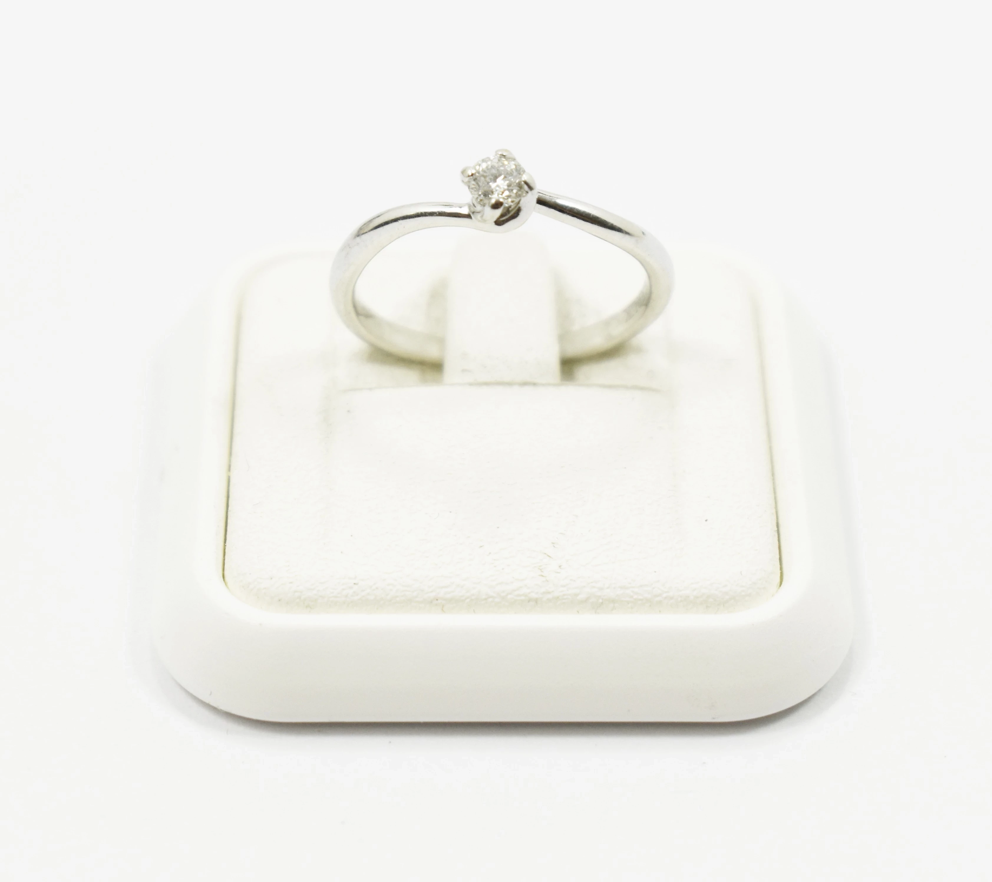 pierscionek-biale-zloto-z-diamentem-585-190g-r14-015-ct-product-id