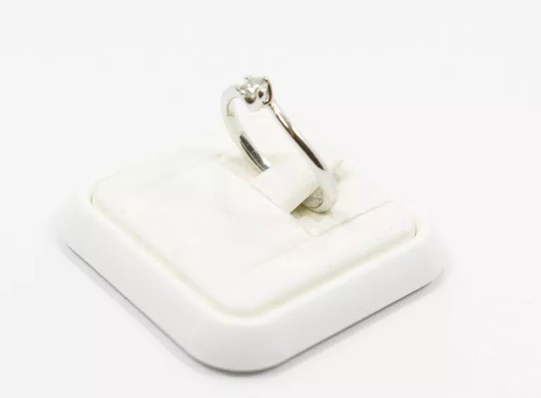 pierscionek-biale-zloto-z-diamentem-585-190g-r14-015-ct-stan-uzywany