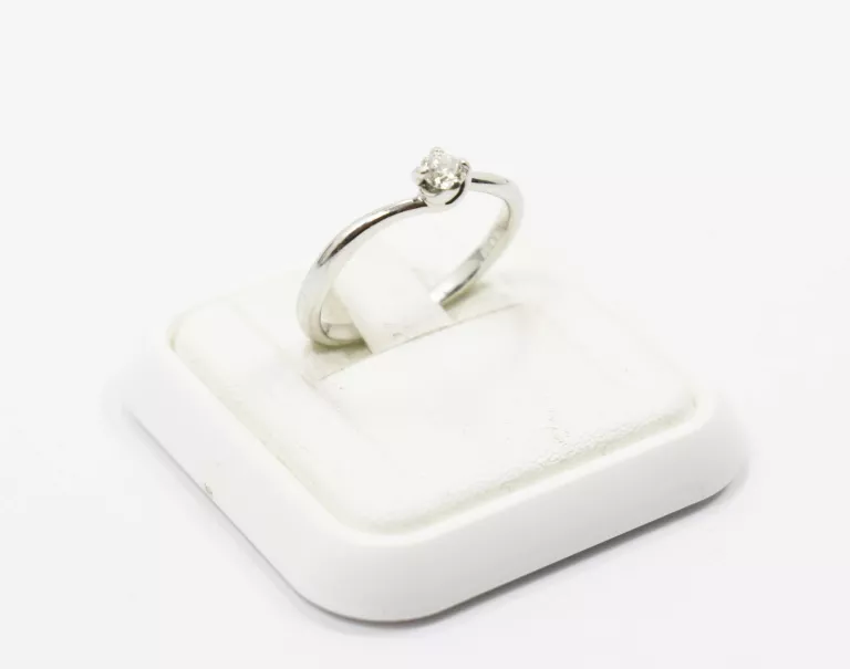 pierscionek-biale-zloto-z-diamentem-585-190g-r14-015-ct-jagiellonska-11-warszawa