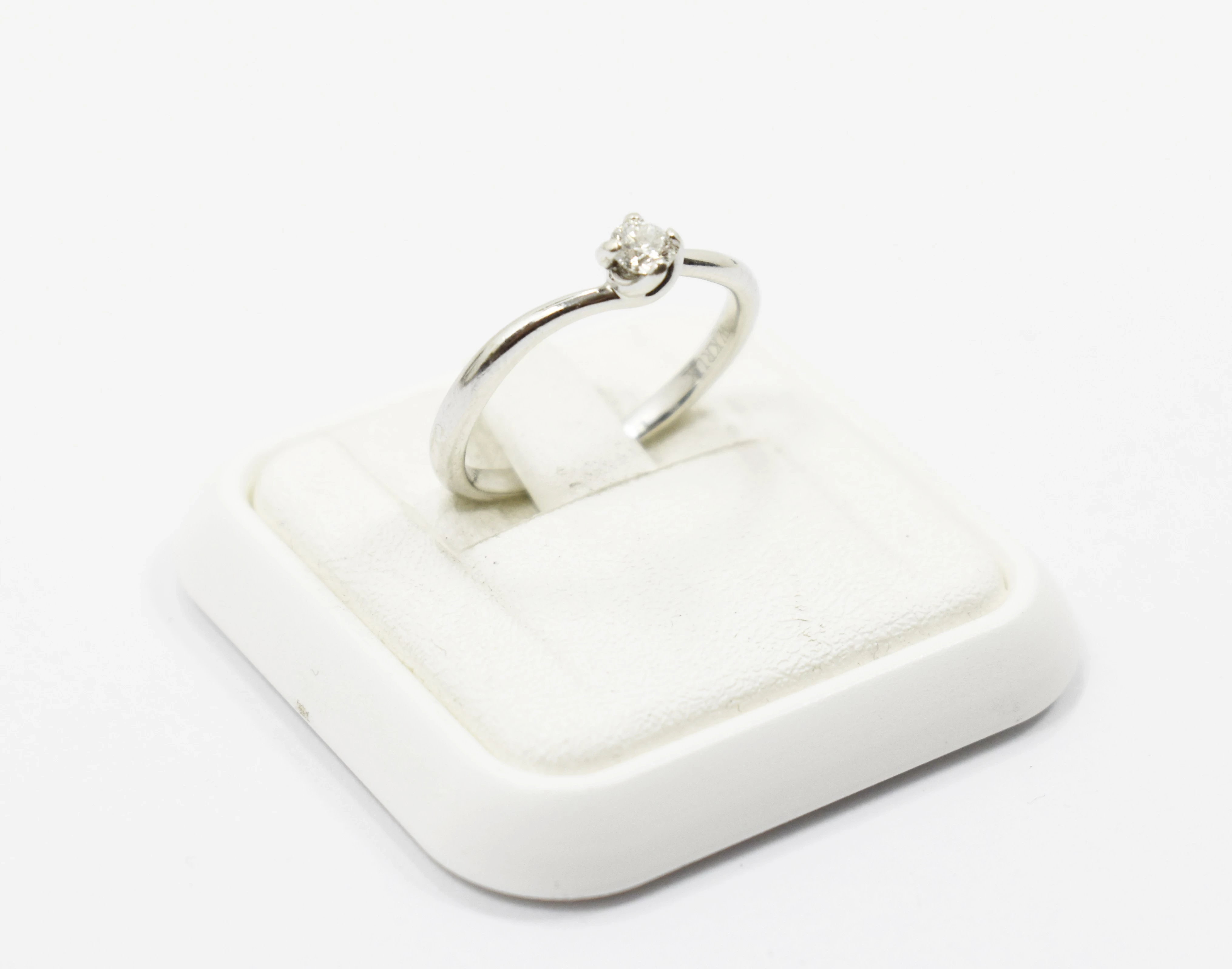 pierscionek-biale-zloto-z-diamentem-585-190g-r14-015-ct-jagiellonska-11-warszawa