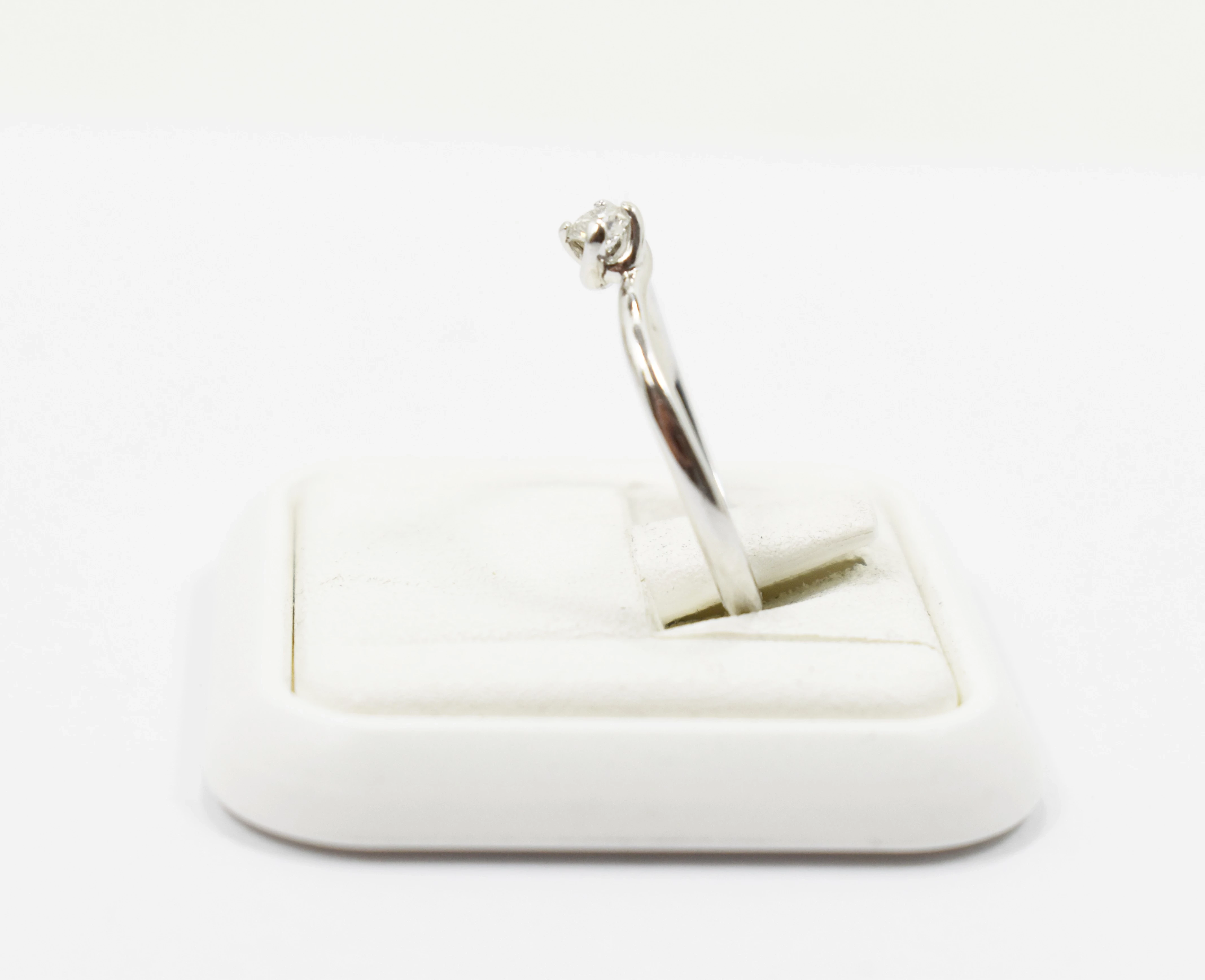 pierscionek-biale-zloto-z-diamentem-585-190g-r14-015-ct-rodzaj-wyrob-jubilerski