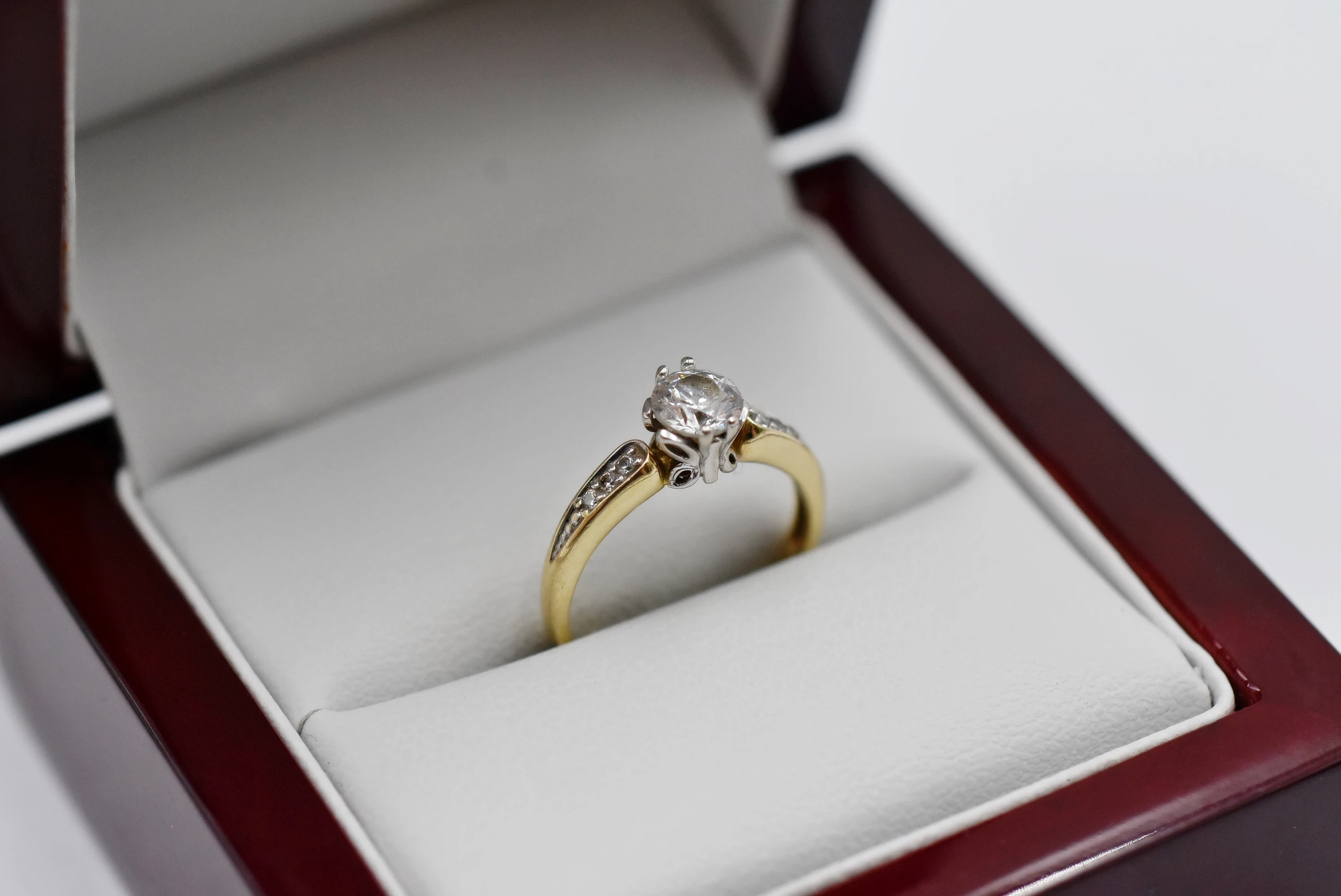 zloty-pierscionek-z-kamieniem-585-361g-r8-dworcowa-2-leszno-gold-fish