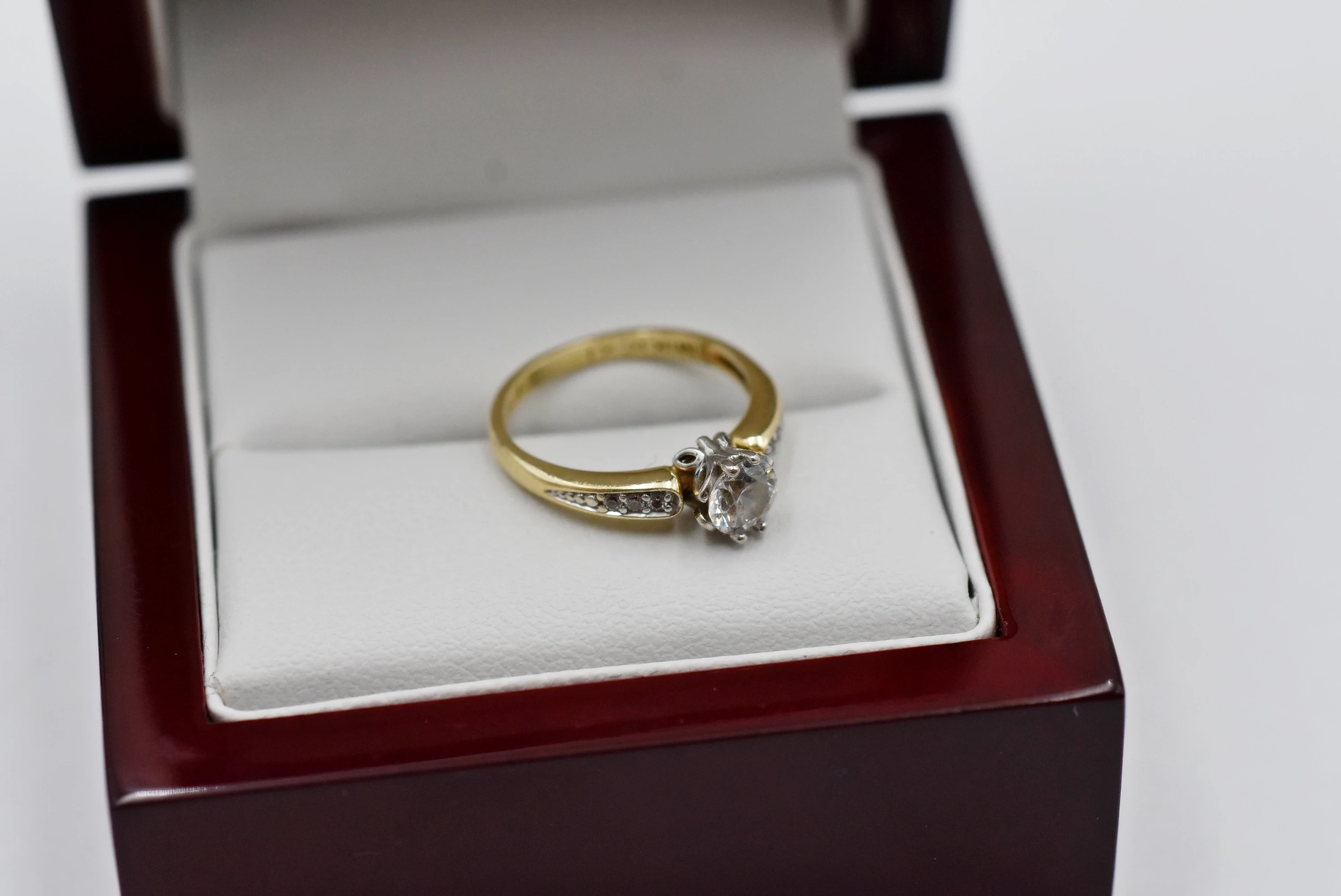 zloty-pierscionek-z-kamieniem-585-361g-r8-waga-361