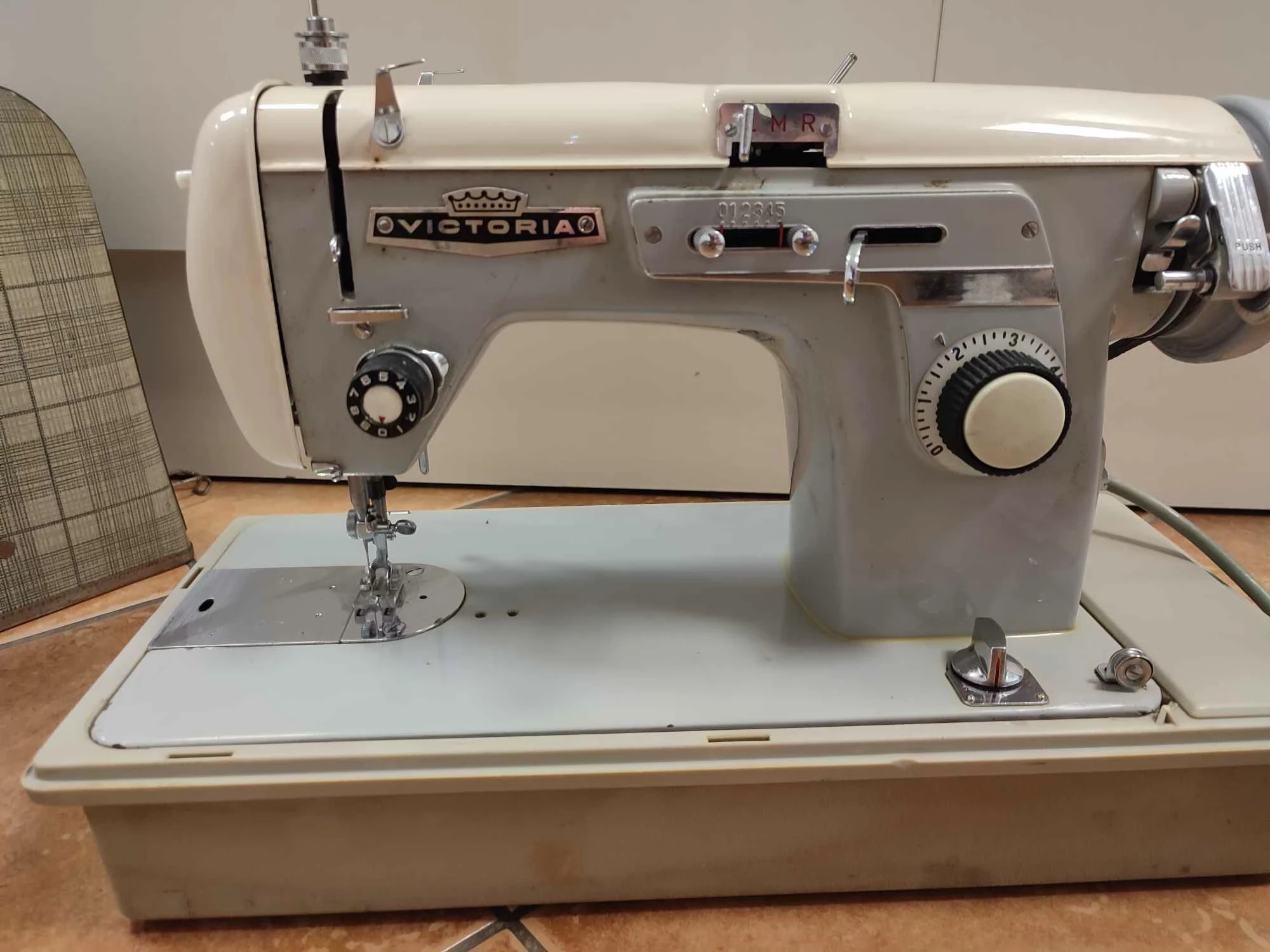 maszyna-do-szycia-victoria-ydk-1692-opis-kolor-dominujacy-129357-2