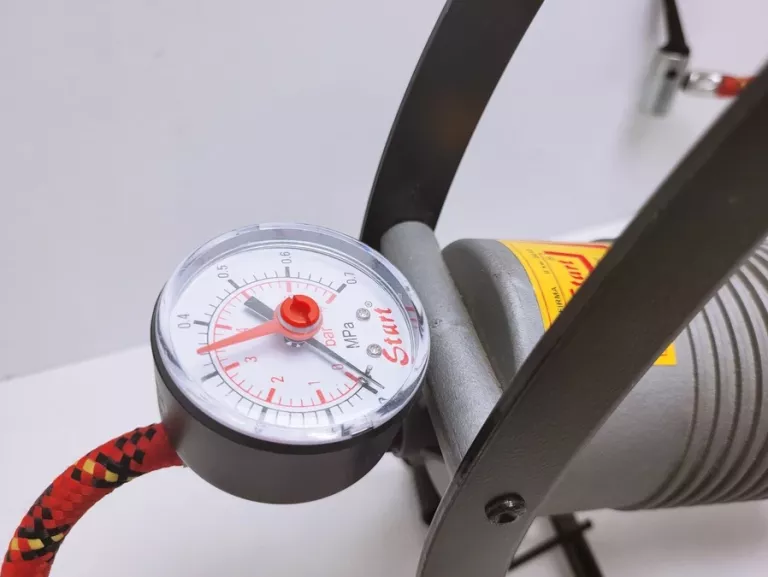POMPKA NOŻNA POLSKA START Z MANOMETREM ROWER AUTO ZABAWKI MATERACE 6 BAR