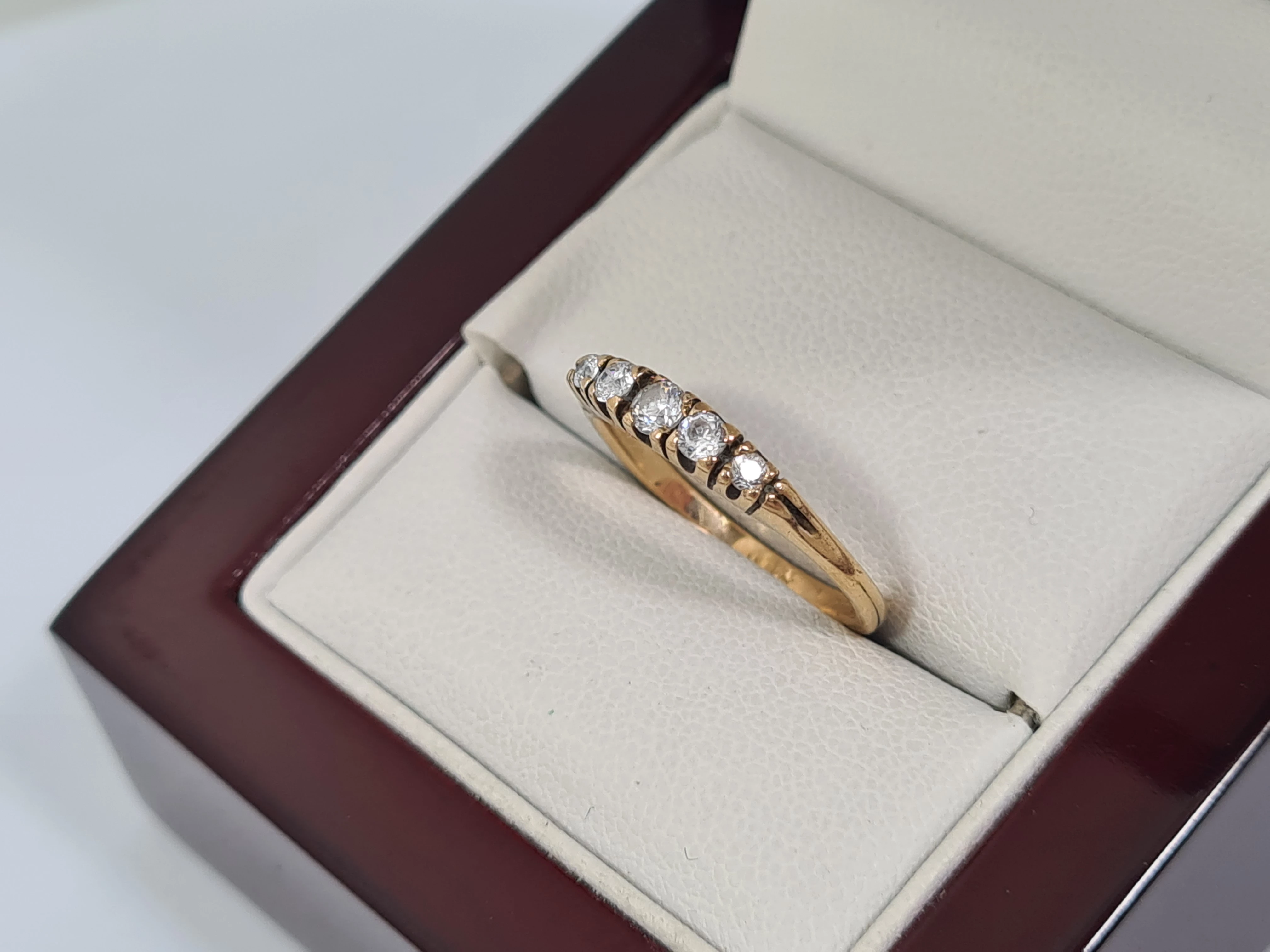 zloty-pierscionek-z-kamieniami-585-14k-266g-r13-cechy-brak