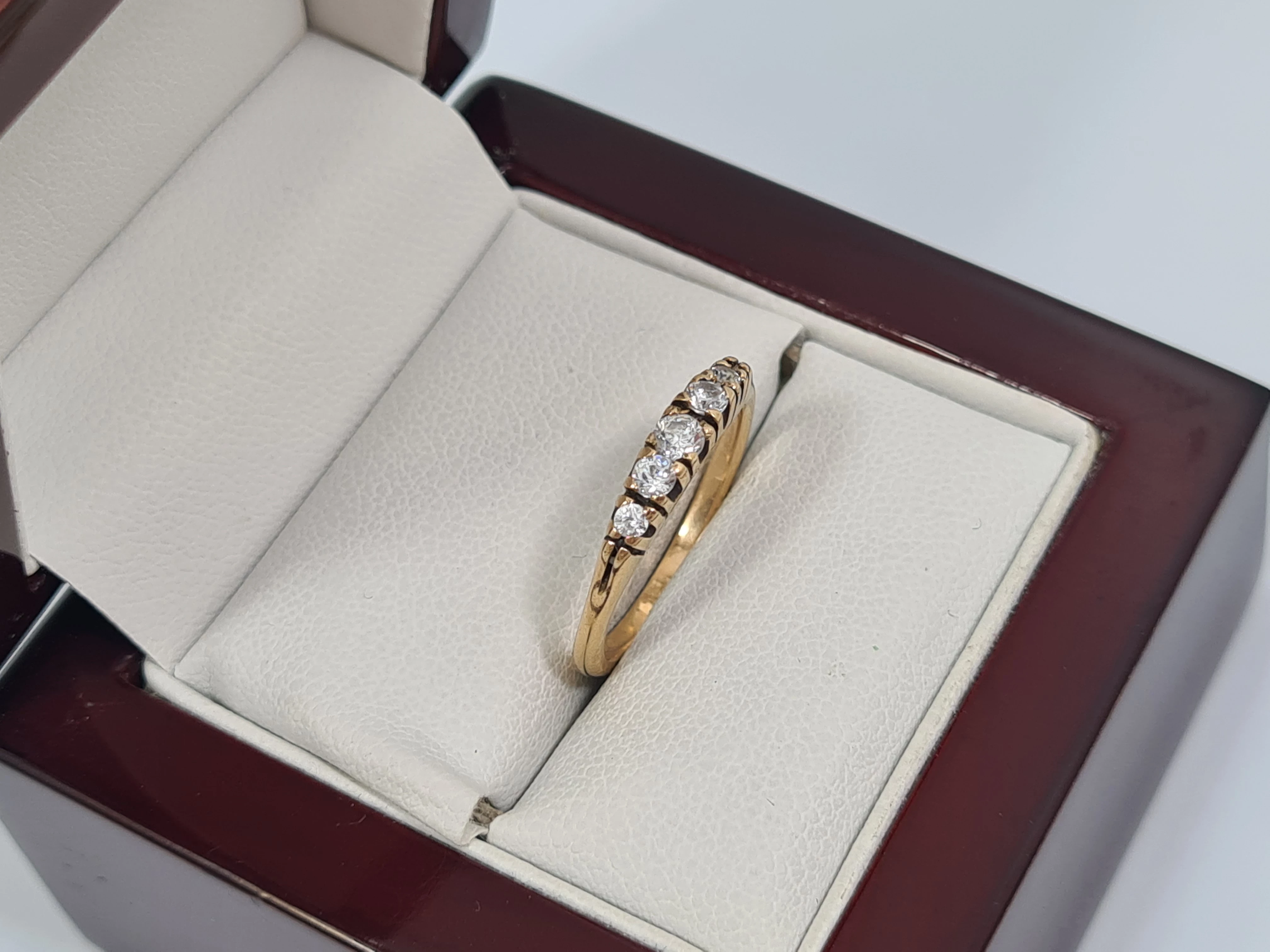 zloty-pierscionek-z-kamieniami-585-14k-266g-r13-kolor-dominujacy-zloty