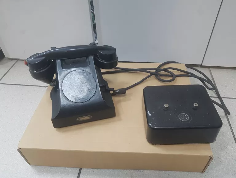 stary-telefon-na-korbke-bakelitowy-od-lombard-trzebnica-henryka-poboznego-26e-trzebnica