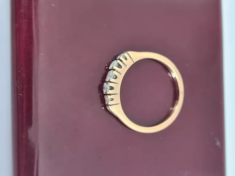 zloty-pierscionek-z-kamieniami-585-14k-266g-r13-rodzaj-wyrob-jubilerski