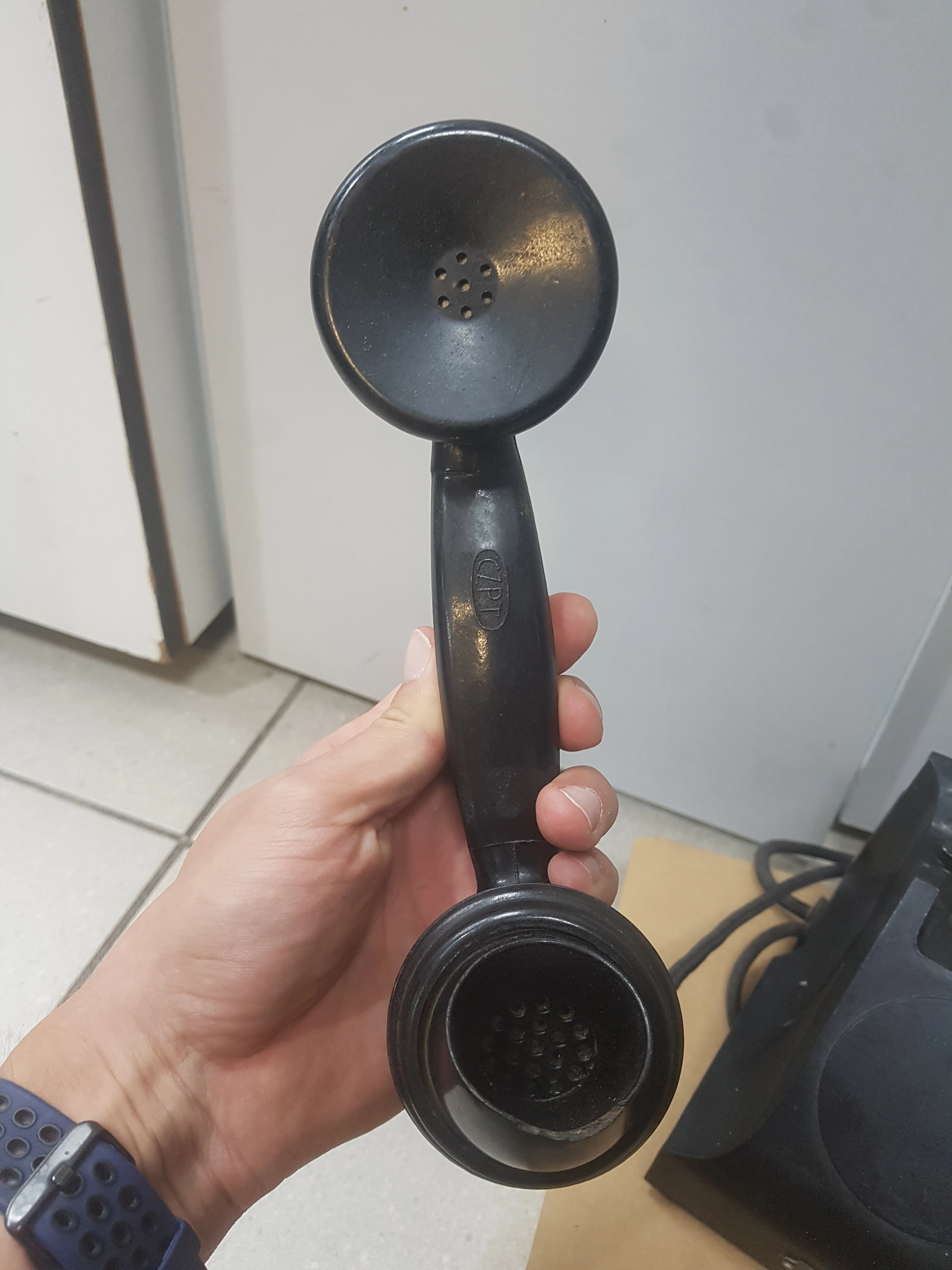 stary-telefon-na-korbke-bakelitowy-od-lombard-trzebnica-stan-opakowania-brak-opakowania