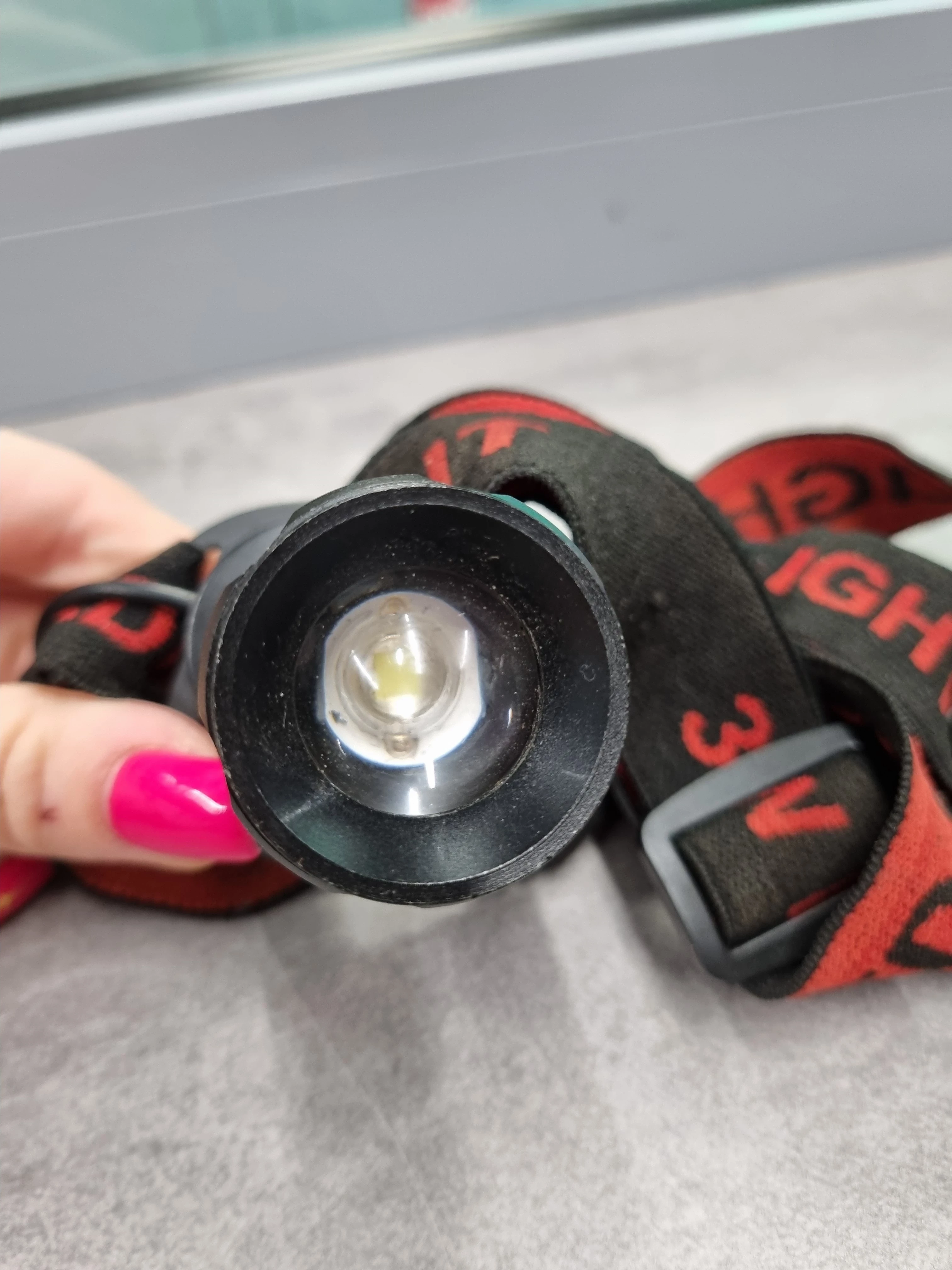 latarka-czolowa-z-regulacja-wiazki-swiatla-rodzaj-czolowa