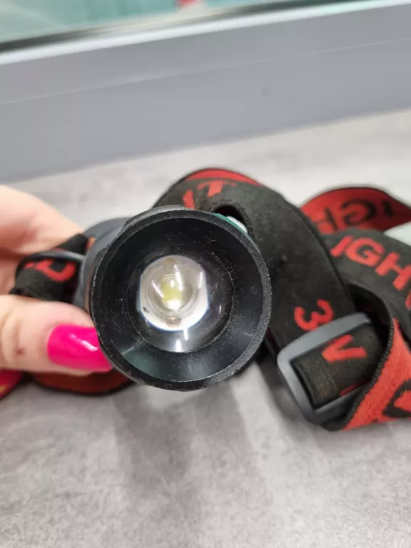 latarka-czolowa-z-regulacja-wiazki-swiatla-rodzaj-czolowa