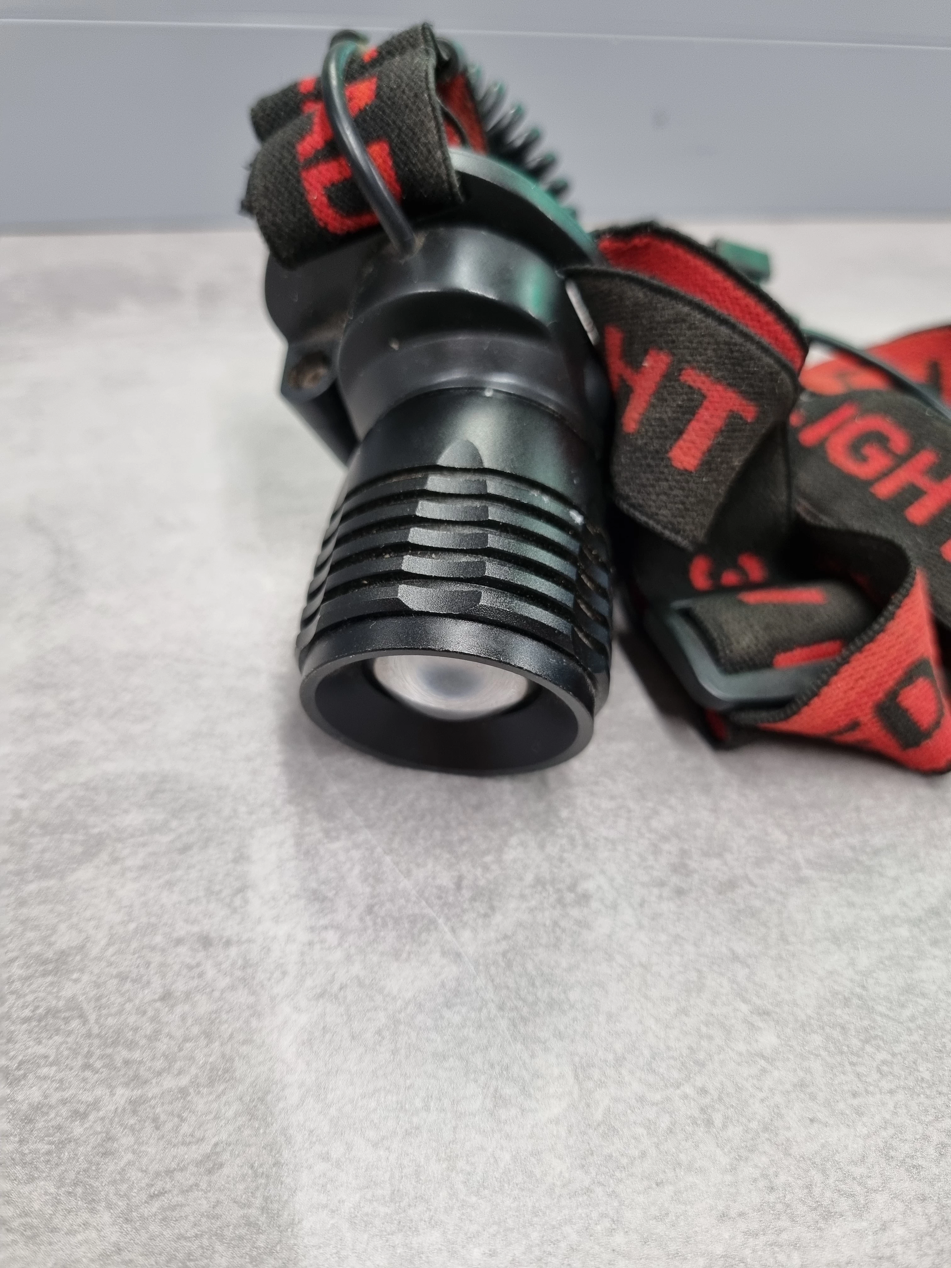 latarka-czolowa-z-regulacja-wiazki-swiatla-stan-uzywany