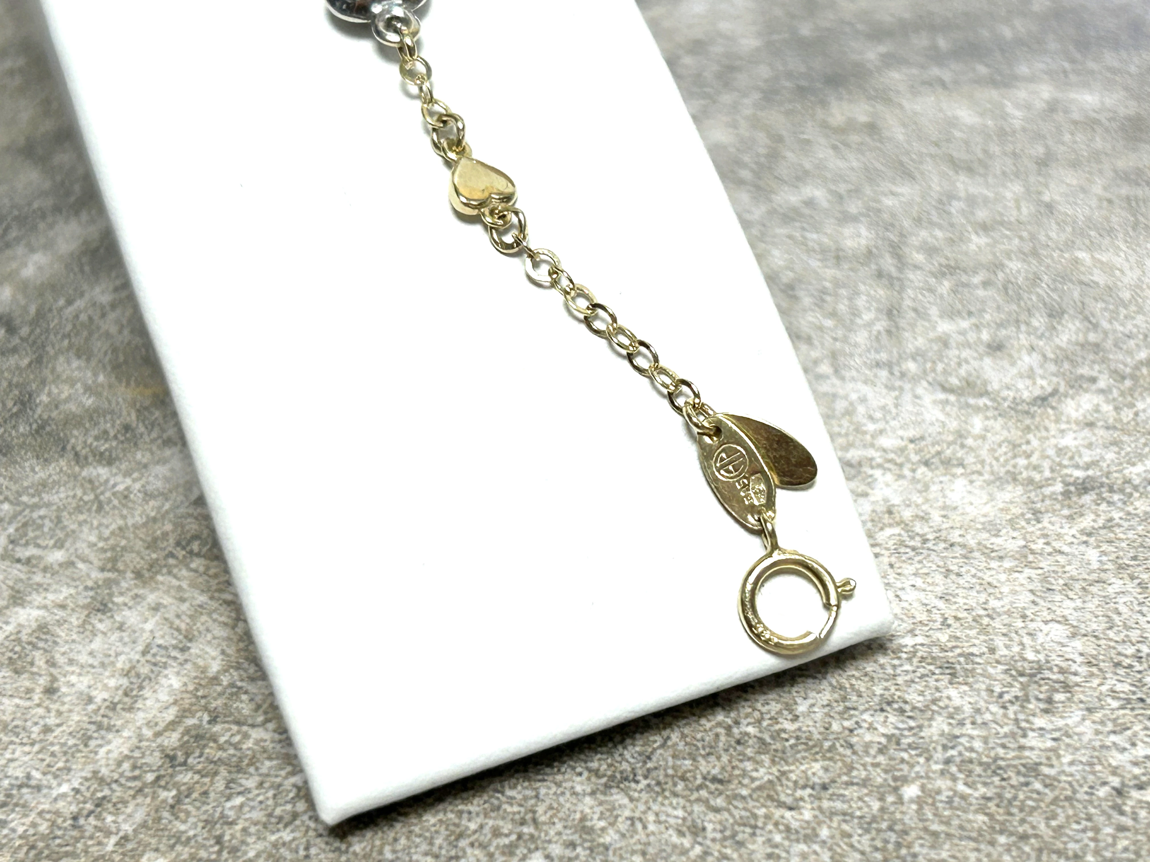 zlota-bransoletka-z-serduszkami-p585-biale-zloto-apart-205-cm-material-zloto