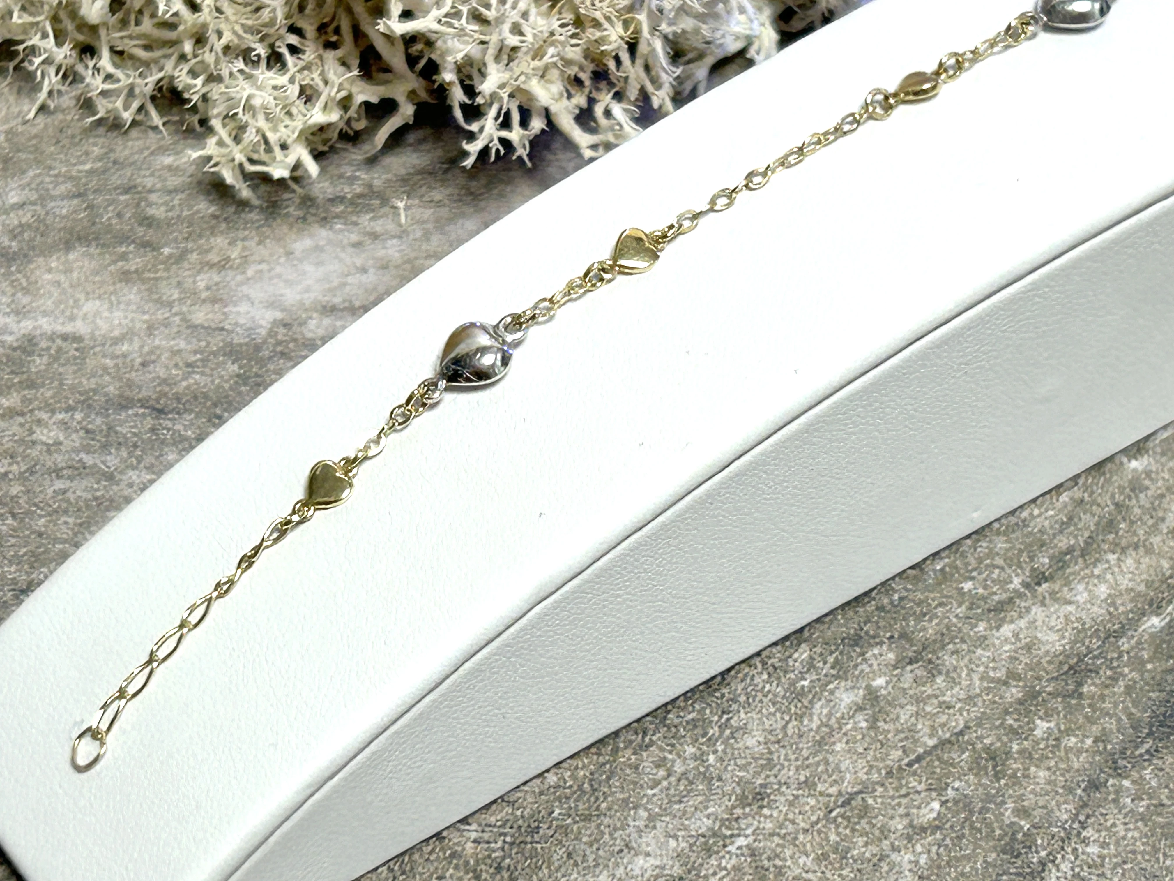 zlota-bransoletka-z-serduszkami-p585-biale-zloto-apart-205-cm-kolor-dominujacy-zloty