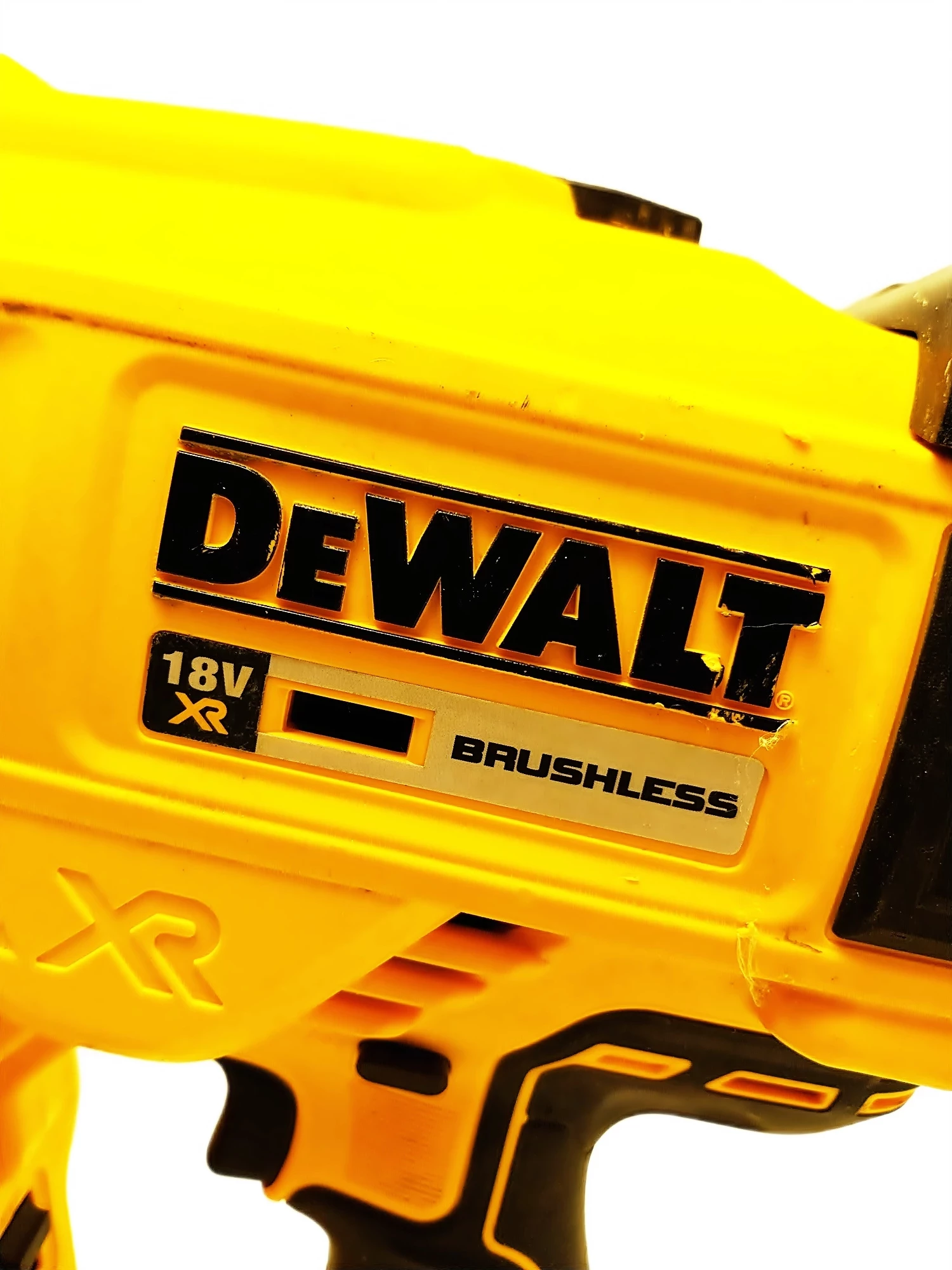 gwozdziarka-dewalt-dcn890-osadzak-18v-akumulator-walizka-zasilanie-akumulatorowe