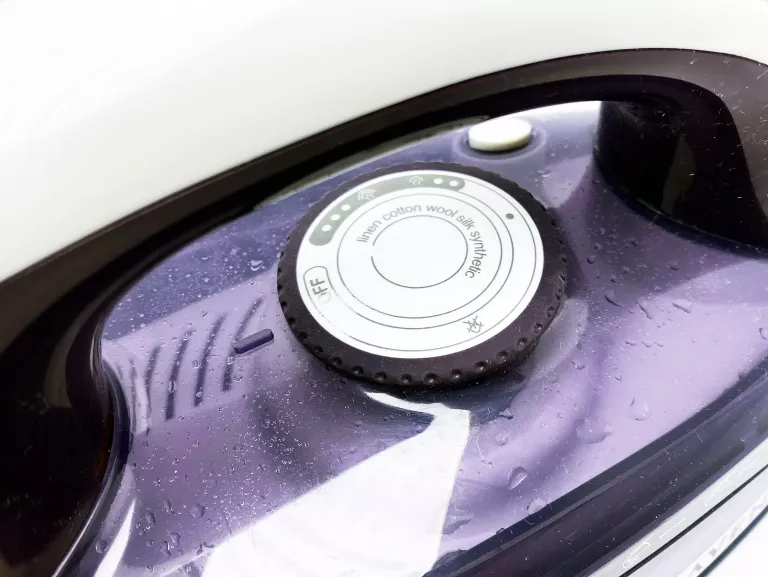 ŻELAZKO RAVEN EZ005 2600 W