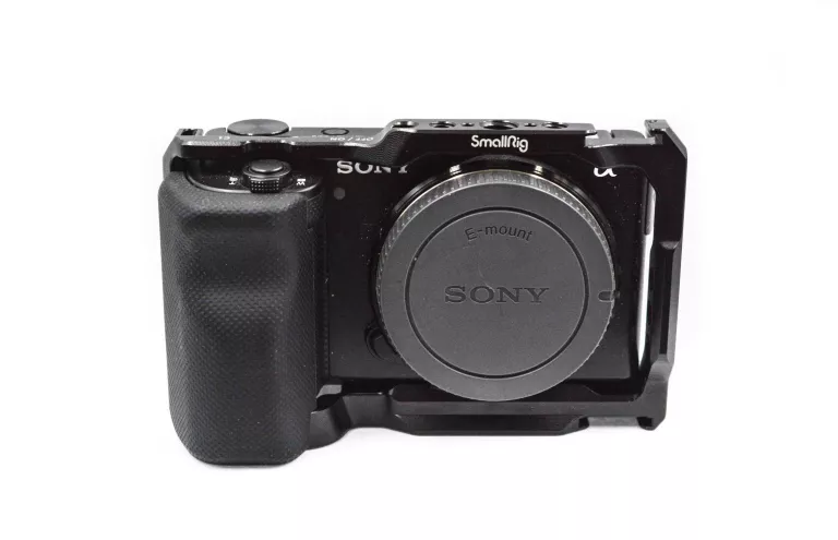 APARAT FOTOGRAFICZNY SONY ZV-E10 KORPUS CZARNY Z ŁADOWARKĄ I PUDEŁKIEM
