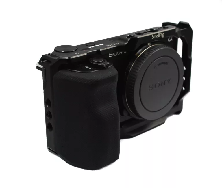 APARAT FOTOGRAFICZNY SONY ZV-E10 KORPUS CZARNY Z ŁADOWARKĄ I PUDEŁKIEM