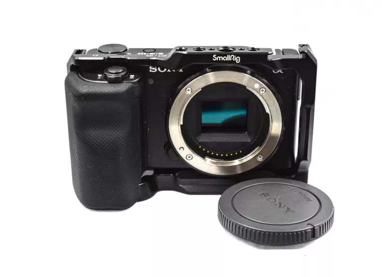 APARAT FOTOGRAFICZNY SONY ZV-E10 KORPUS CZARNY Z ŁADOWARKĄ I PUDEŁKIEM