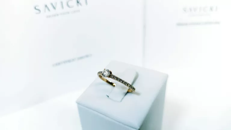 ZŁOTY PIERŚCIONEK Z DIAMENTEM SAVICKI 1,15G 585P R14 PUDEŁKO CERTYFIKAT