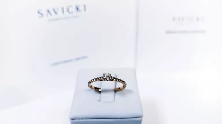 ZŁOTY PIERŚCIONEK Z DIAMENTEM SAVICKI 1,15G 585P R14 PUDEŁKO CERTYFIKAT