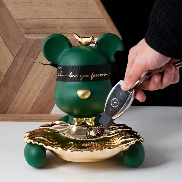 figurka-z-podstawkataca-na-klucze-karmelicka-45a-krakow