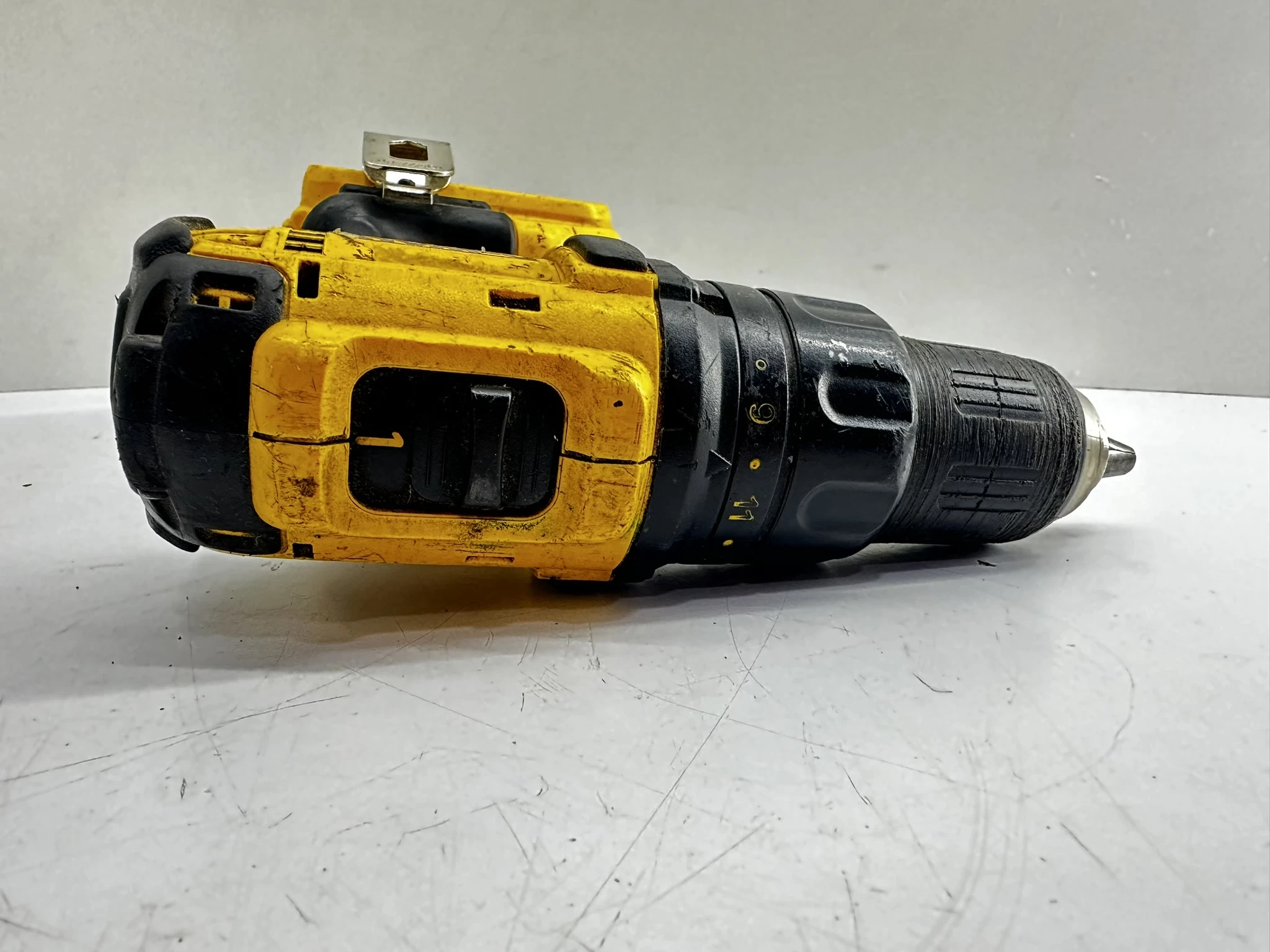 wkretarka-dewalt-dcd-780-2x-aku-lad-walizka-szczotki-pojemnosc-akumulatora-4