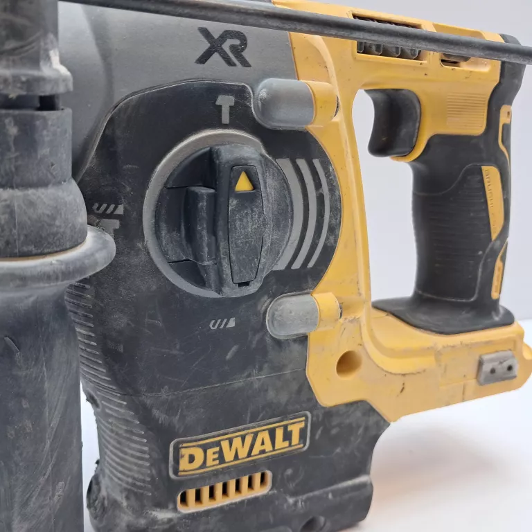 DEWALT MŁOT UDAROWY DCH273