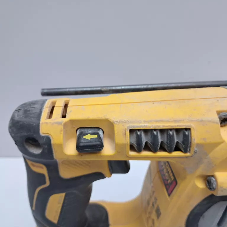 DEWALT MŁOT UDAROWY DCH273