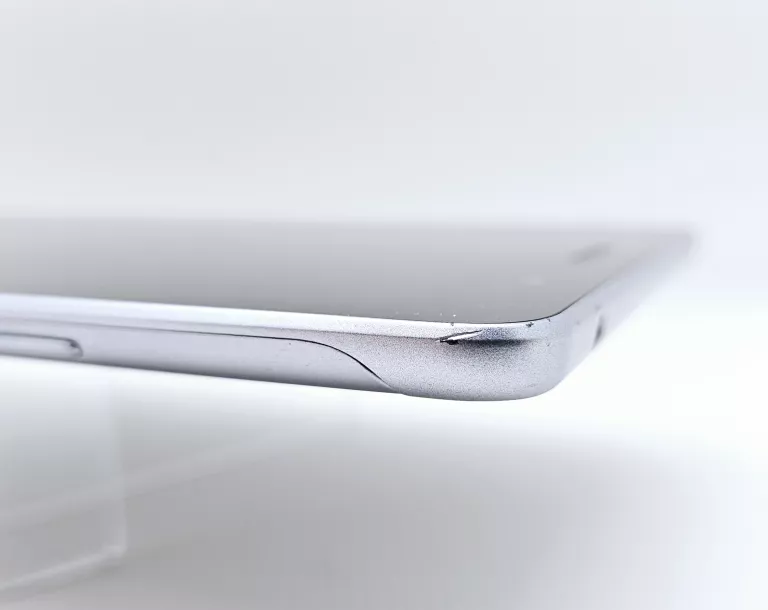 TABLET HUAWEI MEDIAPAD T3 (PRZEBARWIENIE W PRAWYM DOLNYM ROGU) + ETUI OPIS