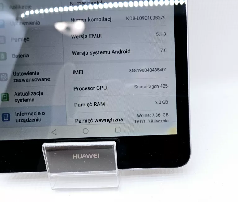 TABLET HUAWEI MEDIAPAD T3 (PRZEBARWIENIE W PRAWYM DOLNYM ROGU) + ETUI OPIS