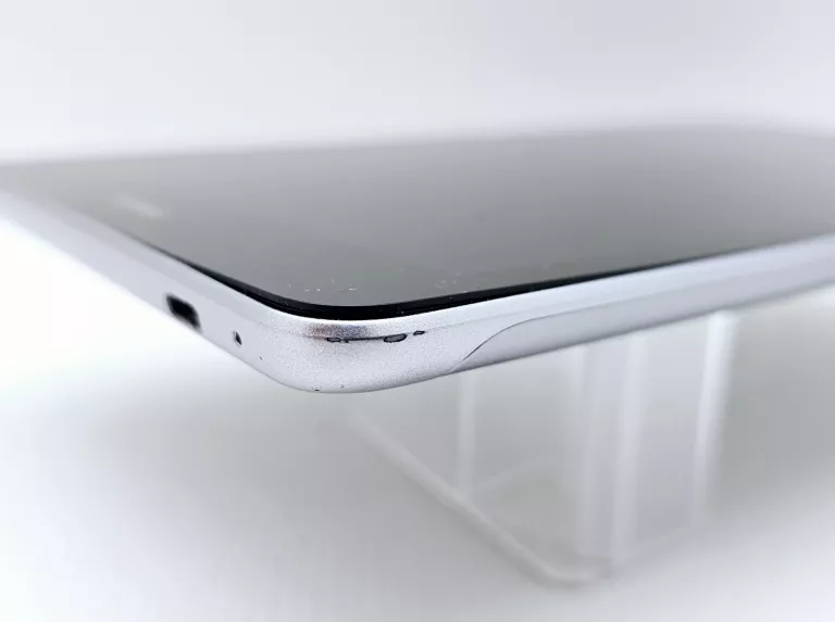 TABLET HUAWEI MEDIAPAD T3 (PRZEBARWIENIE W PRAWYM DOLNYM ROGU) + ETUI OPIS