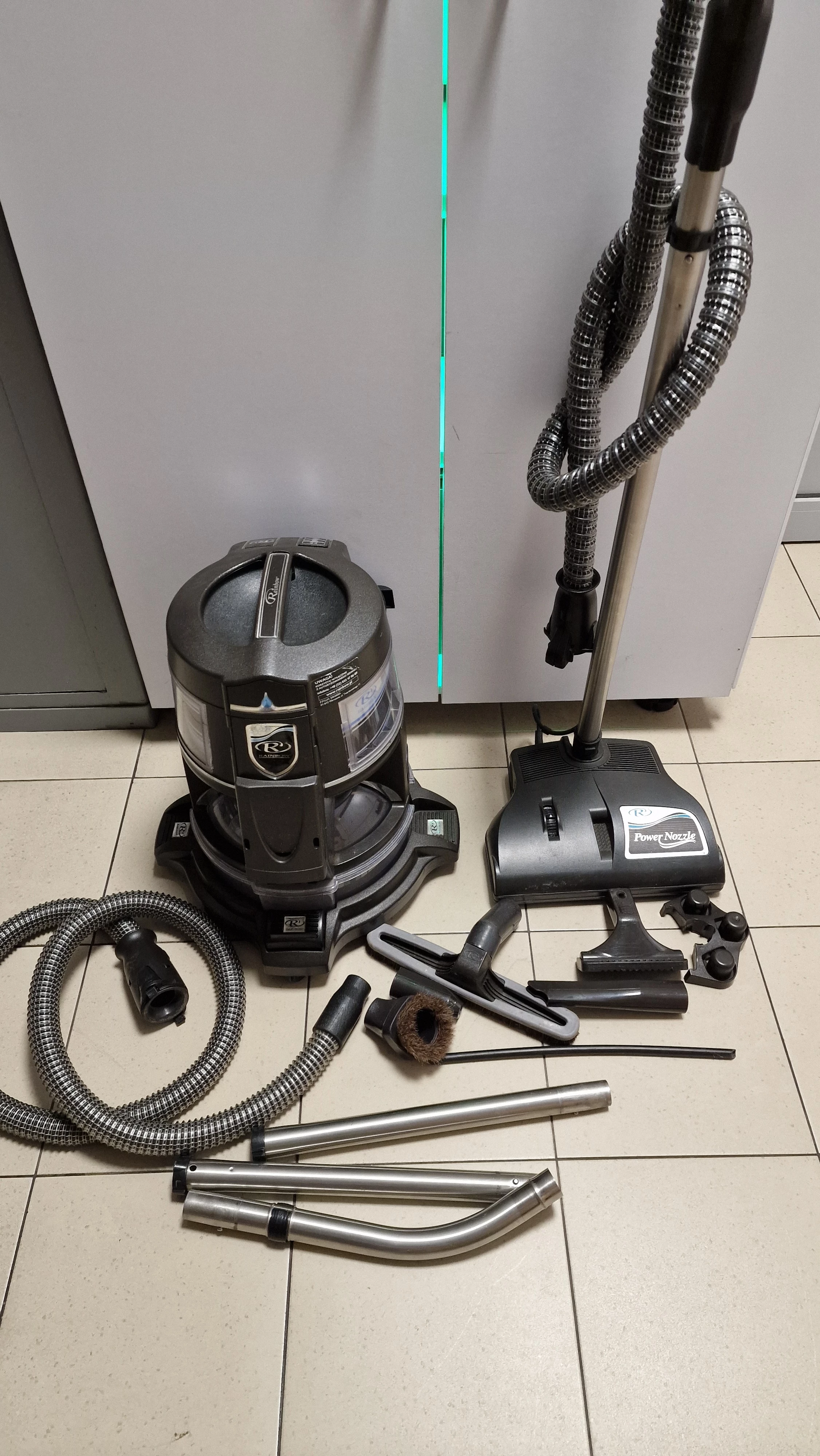 odkurzacz-rainbow-e2-blue-akcesoria-pojemnosc-zbiornika-na-czysta-wode-200