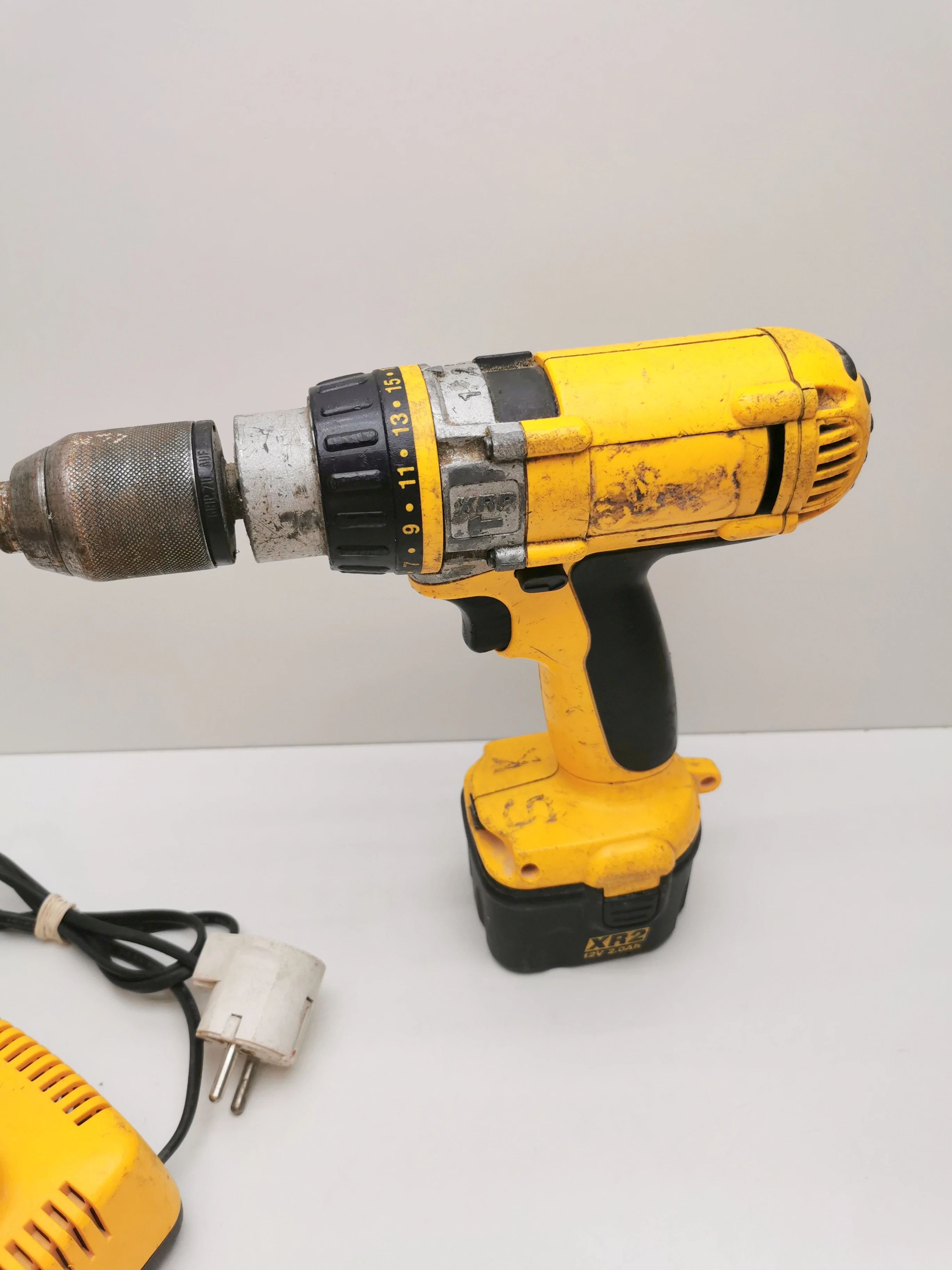 wkretarka-dewalt-dw-981-ladowarka-2-baterie-pojemnosc-akumulatora-20