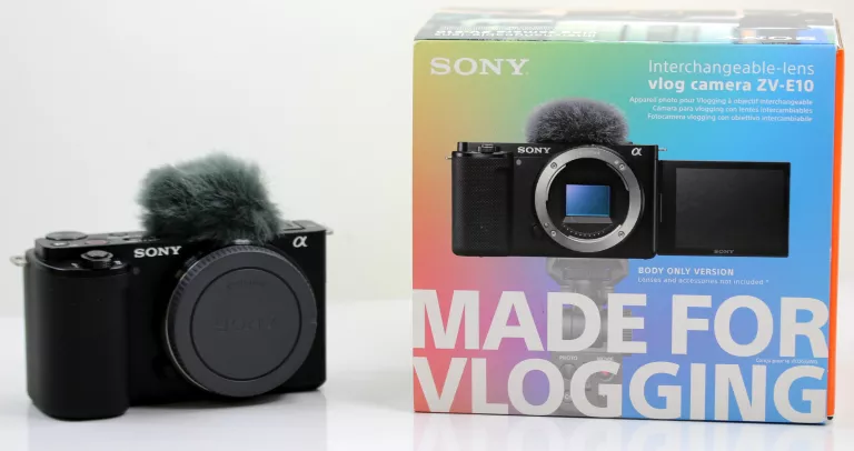 APARAT BEZLUSTERKOWY SONY ALPHA ZV-E10 Z KLATKĄ OPERATORSKĄ ULANZI