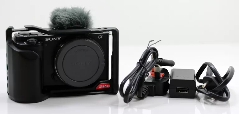 APARAT BEZLUSTERKOWY SONY ALPHA ZV-E10 Z KLATKĄ OPERATORSKĄ ULANZI