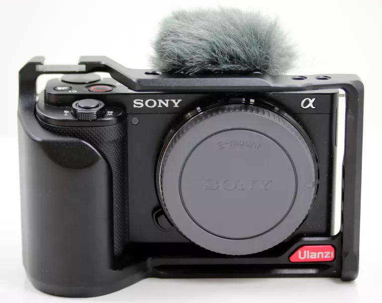 APARAT BEZLUSTERKOWY SONY ALPHA ZV-E10 Z KLATKĄ OPERATORSKĄ ULANZI