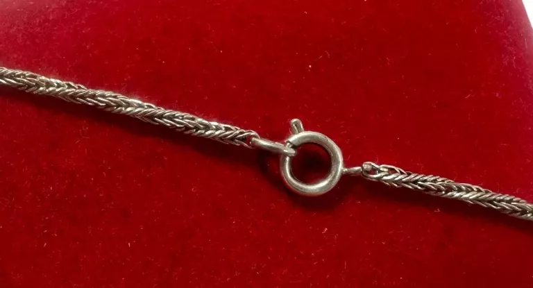 ciekawy-srebrny-naszyjnik-z-zawieszka-proby-925-dl-75-cm-kolor-dominujacy-srebrny