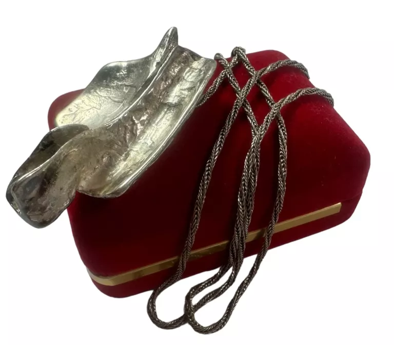 ciekawy-srebrny-naszyjnik-z-zawieszka-proby-925-dl-75-cm-kamien-bez-kamienia