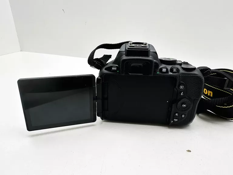 APARAT NIKON D5600 + OBIEKTYW 18-55MM + ŁADOWARKA + ETUI BDB