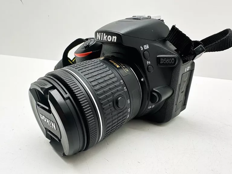 APARAT NIKON D5600 + OBIEKTYW 18-55MM + ŁADOWARKA + ETUI BDB