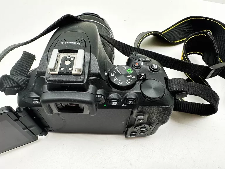 APARAT NIKON D5600 + OBIEKTYW 18-55MM + ŁADOWARKA + ETUI BDB