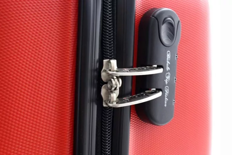 wytrzymala-mala-czerwona-walizka-na-2-kolach-z-abs-bubule-na-krotki-wyjazd-stan-11323-238058