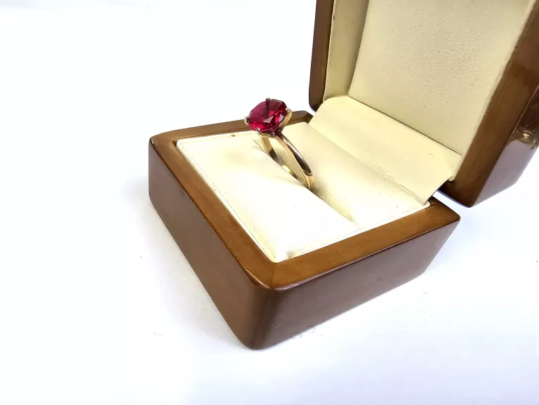 585 PIERŚCIONEK DAMSKI CZERWONE OCZKO R12 585 2,57G