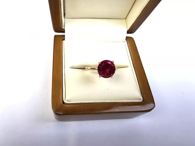 585 PIERŚCIONEK DAMSKI CZERWONE OCZKO R12 585 2,57G