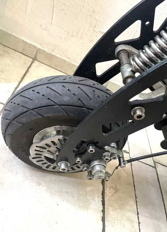 hulajnoga-elektryczna-mach-1-ladowarka-kod-producenta-mach1