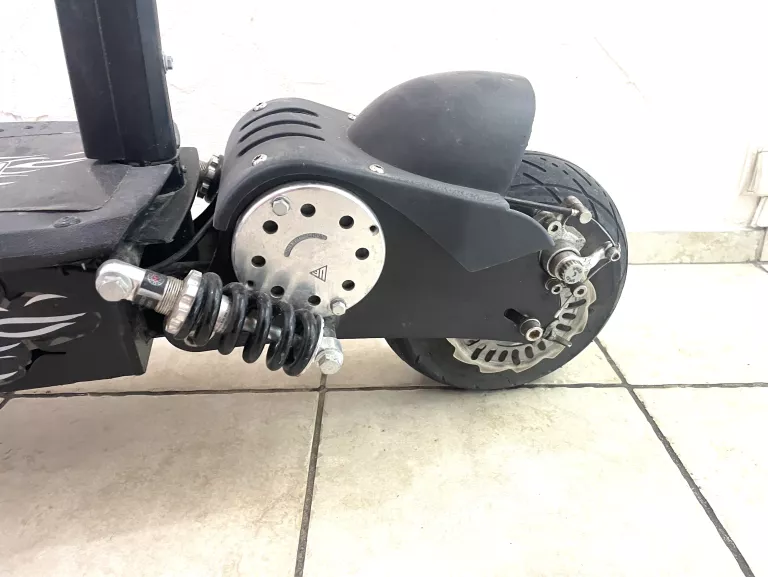 hulajnoga-elektryczna-mach-1-ladowarka-kolor-czarny