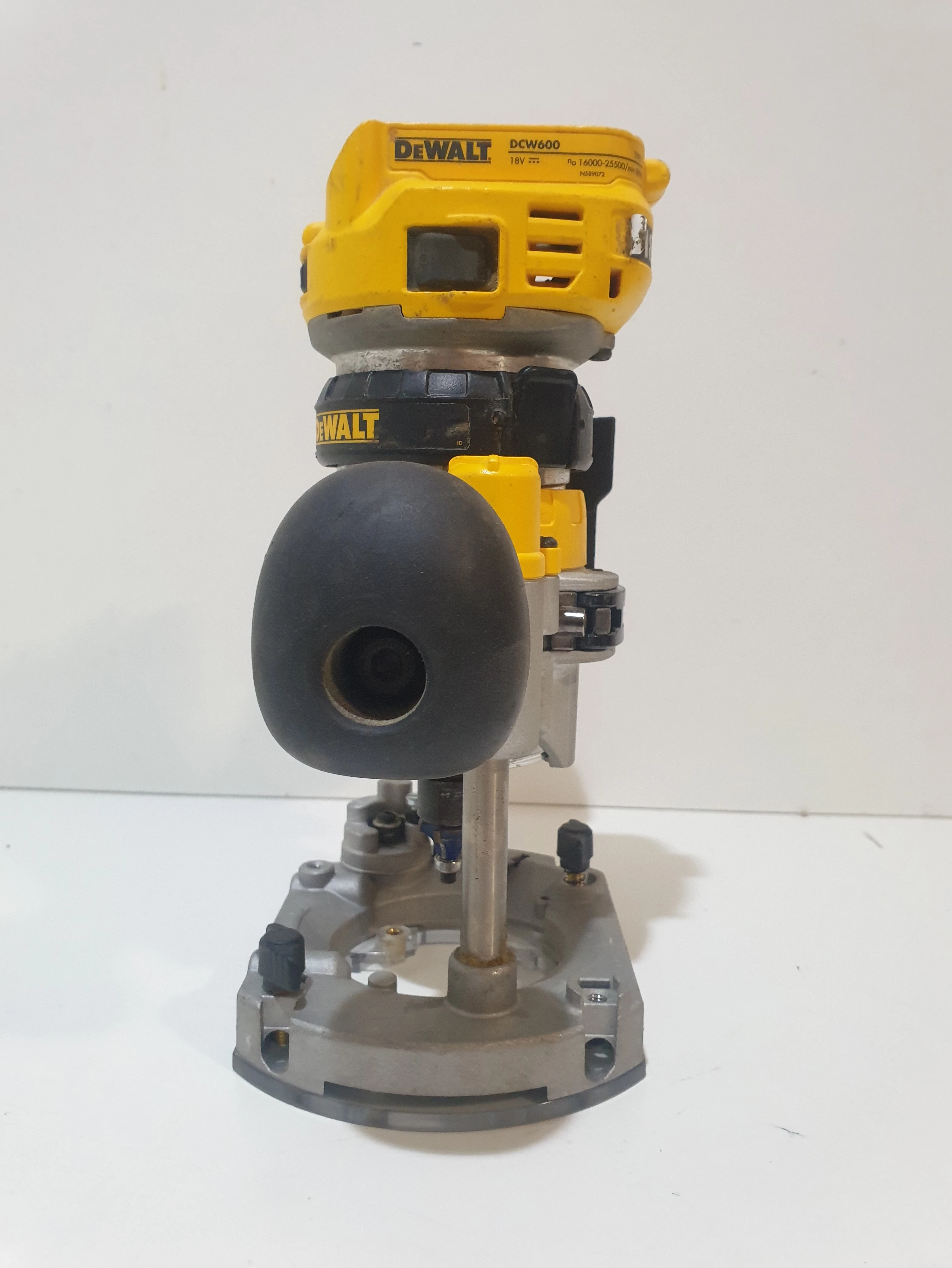 frezarka-gornowrzecionowa-dewalt-dcw600-body-zasilanie-akumulatorowe