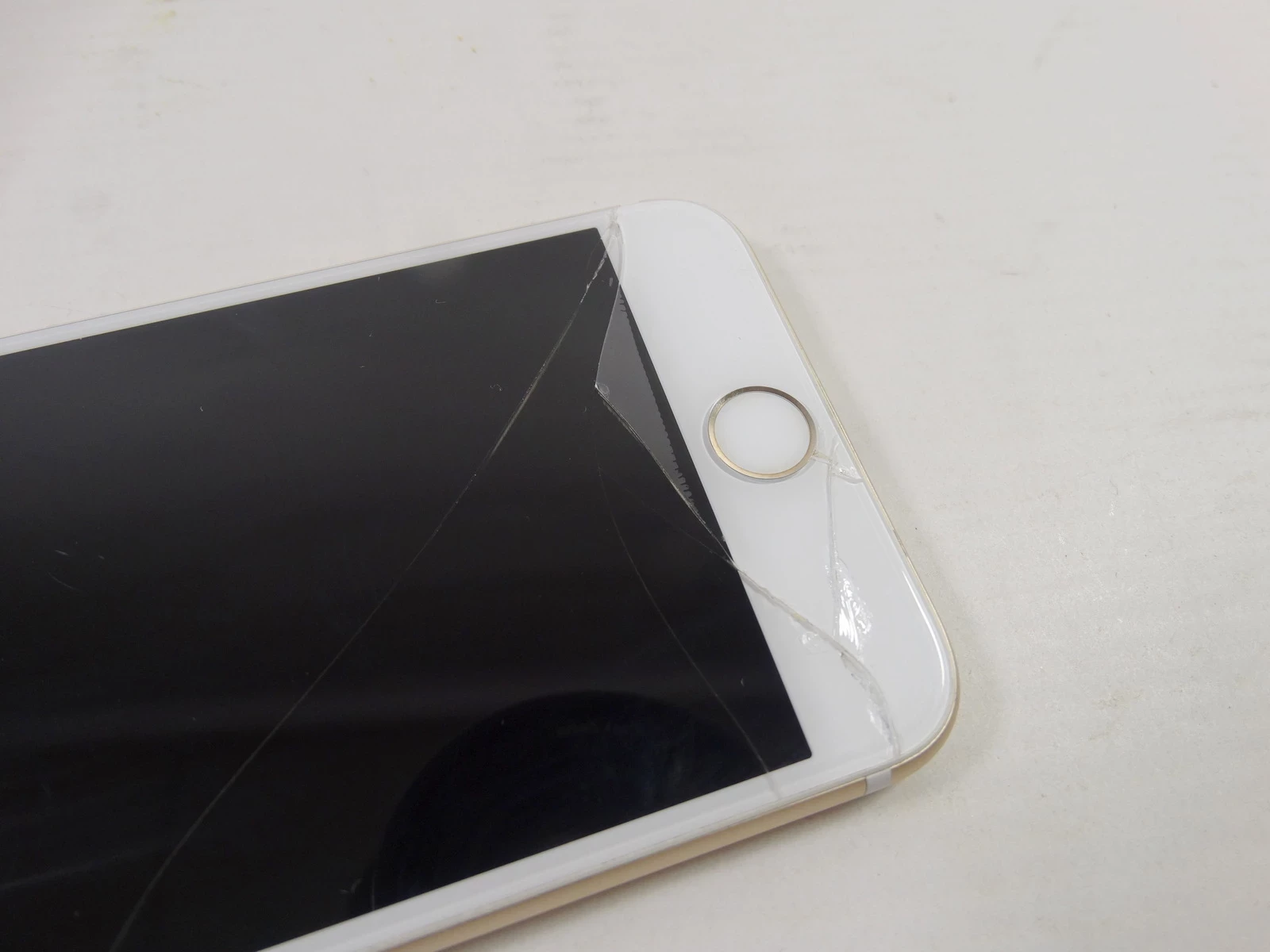 telefon-iphone-7-zbity-typ-smartfon